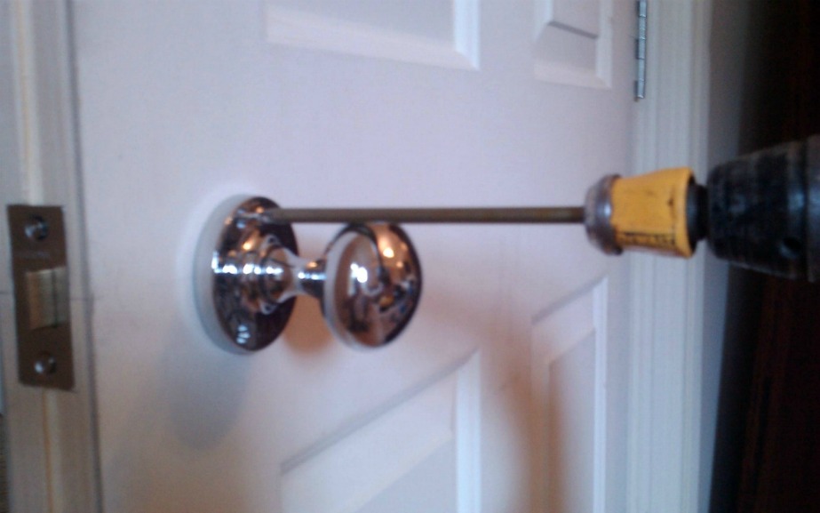 How to screw a door knob to the door