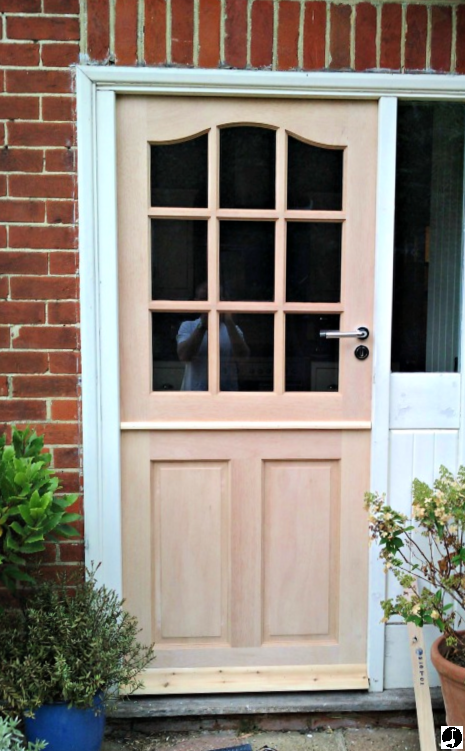 Hanging a stable door